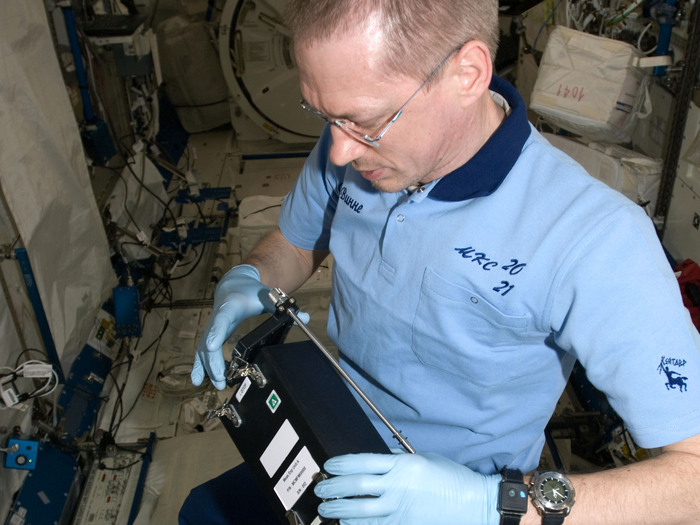 ISS021-E-028096 (17 de noviembre 2009) - Frank De Winne (Agencia Espacial Europea) , comandante de la Expedición 21, trabaja con el experimento RadSilk en el laboratorio Kibo de la Estación Espacial Internacional. RadSilk examina los efectos de la exposición a la radiación en condiciones de microgravedad en los gusanos de seda.