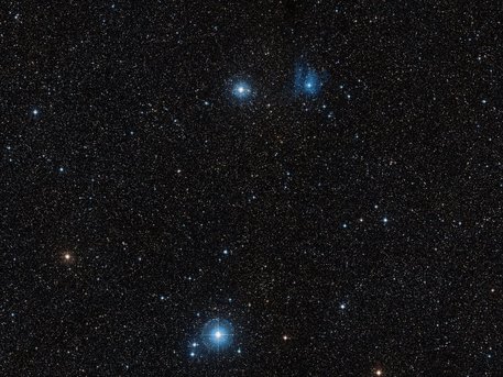 Esta imagen de campo amplio, basado en datos de Digitized Sky Survey 2, muestra toda la región alrededor de la nova V445 Puppis.