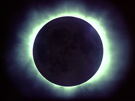 Bei einer totalen Sonnenfinsternis wird die Korona um die Sonne sichtbar.