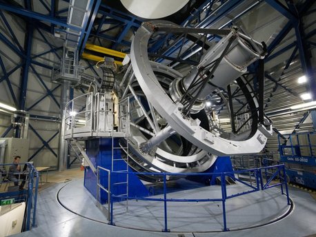 Herzstück von VISTA ist eine drei Tonnen schwere astronomische Kamera, die 16 spezielle Detektoren mit insgesamt 67 Millionen Bildpunkten, die für Infrarotlicht empflindlich sind – also für Wellenlängen, die länger sind als die des sichtbaren Licht, welches das menschliche Auge wahrnehmen kann.