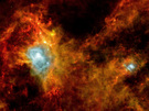 Esta imagen muestra una nube oscura 1000 años luz de distancia en la constelación de Aquila, el Águila. Cubre un área de 65 años luz de diámetro y está tan envuelta en polvo que ningún satélite anterior ha sido capaz de ver en ella. Ahora, gracias a una sensibilidad superior de Herschel en la más larga longitud de onda de infrarrojos, los astrónomos tienen su primera imagen del interior de esta nube.
