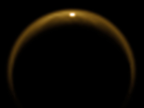 Das Bild zeigt eine Spiegelung, die durch Reflektion des Sonnenlichts an einer glatten Oberfläche auf dem Saturnmond Titan entsteht. Die Oberfläche ist ein ausgedehntes Gewässer flüssiger Kohlenwasserstoffe.