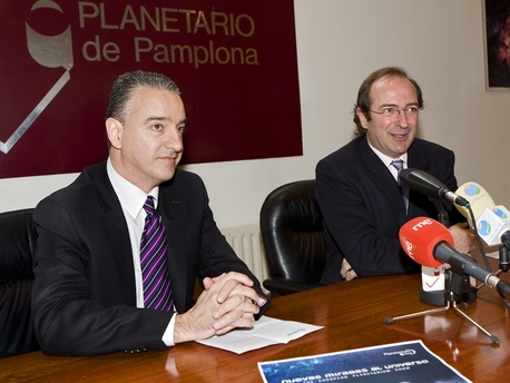 Rueda de prensa durante la inaguración del Planetarium show, de Izda a derecha, Javier Ventura de la Agencia Espacial Europea y Fernando Jáuregui del Planetario de Pamplona.