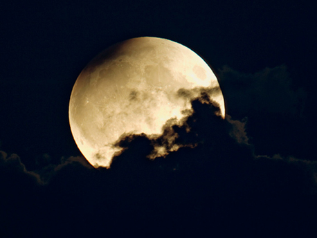 Dieses Foto entstand am 7.9.2006, kurz nach dem der partiell verfinsterte Mond aufgegangen war. Mit einem 600-mm-Teleobjektiv wurde bei ISO 800 eine halbe Sekunde lang belichtet.

