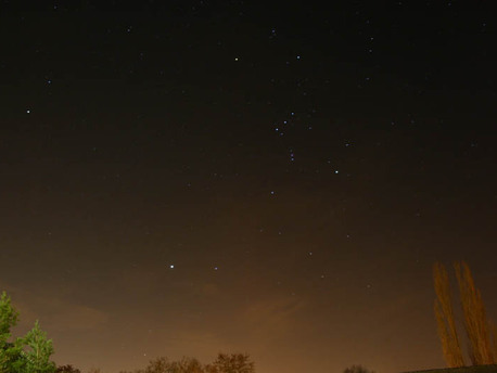 The photo shows the night sky over Halle, Germany, in winter, looking south. If we lived in an infinite Universe that was filled evenly with stars or galaxies, then in every direction we would sooner or later catch a glimpse of a star – the night sky would have to shine as brightly as the surface of the Sun.
