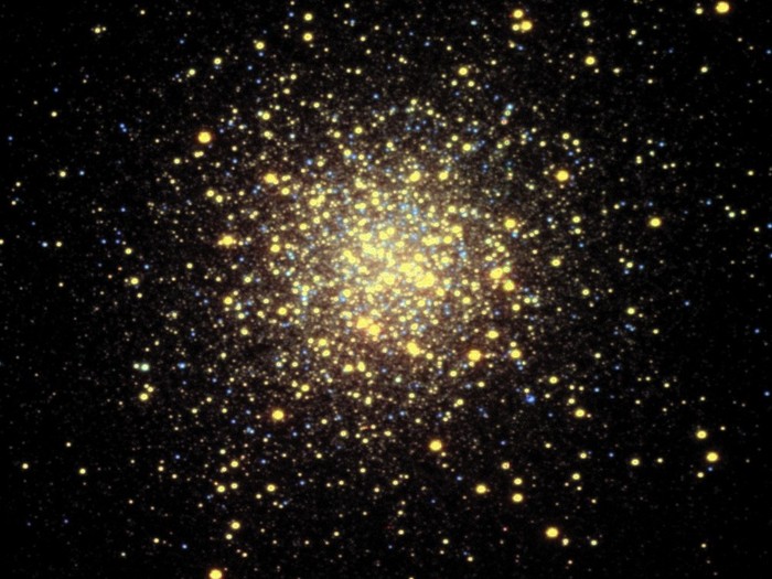 Die Aufnahme zeigt den Kugelsternhaufen M 13, der mehrere hunderttausend Sterne enthält. Kugelsternhaufen zählen zu den ältesten Gebilden in der Milchstraße. Sie sind vor über zehn Milliarden Jahren entstanden, als die Milchstraße noch nicht die Form eines Diskus hatte. M13 ist ein typischer Vertreter seiner Klasse und 20000 Lichtjahre von der Erde entfernt. 