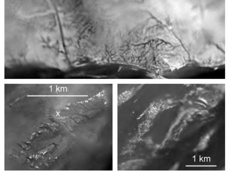 Hugens DISR Este compuesto de imágenes de Huygens DISR muestra los patrones de drenaje, el flujo y la erosión en el sitio de la región de aterrizaje de Huygens.
El panel superior muestra dos tipos de redes de drenaje en la región brillante de unos 5-10 kilómetros al norte del sitio de aterrizaje. La parte inferior del panel a la izquierda es una vista en alta resolución de los canales de erosión en todo el sitio de aterrizaje. El panel inferior derecho es un medio de resolución de vista de las cordilleras brillantes de pie encima de las llanuras oscuras talladas por las corrientes de superficie.