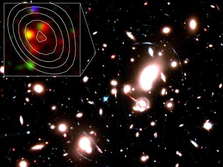 Ein Bild des Hubble Space Teleskops vom Galaxien-Cluster Abell 2218. Die Forscher nutzten dieses Cluster als natürliches Teleskop. Die eingefügte Vergrößerung zeigt die neu entdeckte Staubgalaxie.