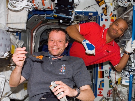 STS-116 especialistas de misión astronauta de la ESA Christer Fuglesang y Robert Curbeam de la NASA a bordo de la Estación Espacial Internacional disfrutando de una buena comida.