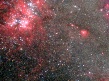 Esta imagen obtenida con el instrumento en el VLT FORS2 se centra en la posición del agujero negro. La imagen cubre un campo de visión de aproximadamente 2x2 minutos de arco, o alrededor de 4000 años-luz a la distancia de NGC 300. La imagen se basa en datos obtenidos a través de un filtro B de ancho y dos filtros de banda estrecha centrado en 500 nm y H-alfa.