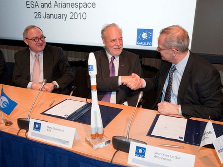 Firma del contrato con Arianespace (De izquierda a derecha) Jean-Jacques Dordain, Director General de la ESA, René Oosterlinck, Director de la ESA del programa Galileo de navegación y las actividades relacionadas y Jean-Yves Le Gall, presidente y director general de Arianespace, tras la firma del contrato de Arianespace para lanzar Galileo.