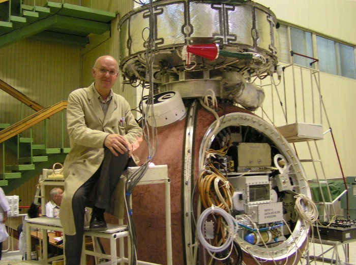 Demets René con el contenedor Biopan en la superficie de la cápsula Foton-M3 durante la carga y pruebas de interfaz de la nave espacial en el 2007.