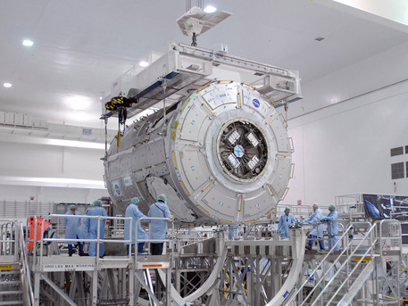 Tranquility in der Vorbereitungshalle In der Vorbereitungshalle (Space Station Processing Facility) am Kennedy Space Center der amerikanischen Weltraumbehörde NASA in Florida wird Tranquility (Node 3) in eine Arbeitsvorrichtung während der Missionsvorbereitungen verladen.