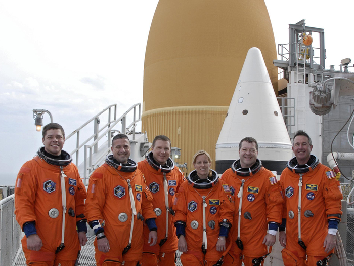 Auf dem Startkomplex 39A am Kennedy Space Center der amerikanischen Weltraumbehörde NASA in Florida: die Crew der STS-130 Mission vor dem Außentank und einem der Feststoffbooster nach Abschluss des Terminal Countdown Demonstration Tests.

v.l.n.r: Missionsspezialist Robert Behnken; Kommandant George Zamka; Pilot Terry Virts und die Missionsspezialisten Kathryn Hire, Nicholas Patrick und Stephen Robinson.