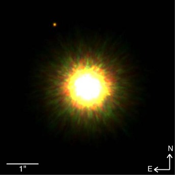Nahinfrarotaufnahme von 1RXS J160929.1-210i24 und seinem möglichen planetaren Begleiter (oben links). Die Aufnahme entstand mit dem adaptiven optischen System Gemini Altair und dem Near-Infrared Imager (NIRI) am Gemini-Nord-Teleskop, Hawaii, USA.