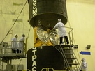 Aspecto final del satÃ©lite CryoSat de la ESA-2, antes de desaparece dentro de la cabeza del mÃ³dulo espacial Dnepr, el 10 de febrero.