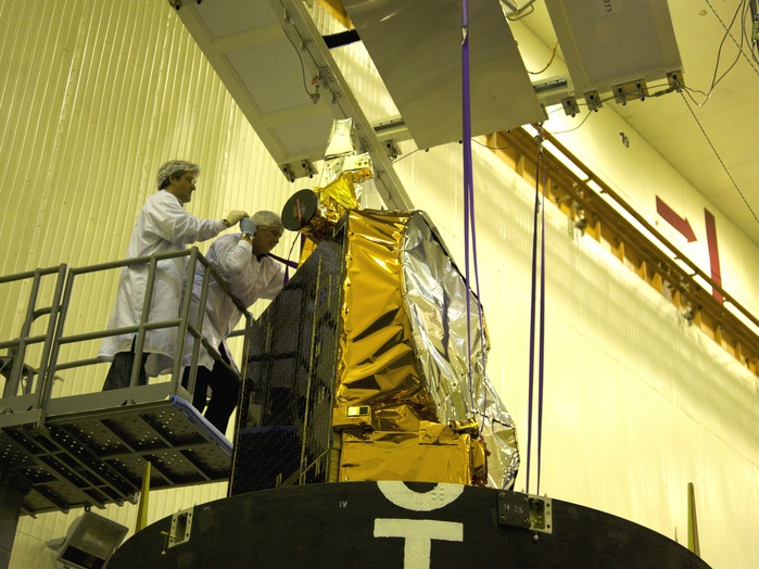 Instalación de CryoSat-2 en el interior de la carena