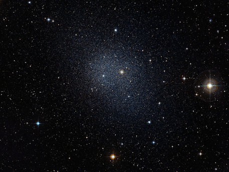 La galaxia enana de Fornax es una de las galaxias enanas vecinas de nuestra Vía Láctea. Estas pequeñas galaxias también contienen muchas estrellas muy antiguas. Esta imagen fue compuesta a partir de datos de la Encuesta Digitized Sky 2.