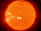 Esta imagen del Sol fue tomada por el instrumento IET de SOHO (Extreme Ultraviolet Imaging Telescope), el 23 de mayo de 2006. IET puede tomar imágenes de la atmósfera solar en varias longitudes de onda, y por lo que es capaz de mostrar el material solar a diferentes temperaturas.