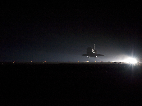 Space Shuttle Endeavour STS-130, culmina la misión con su aterrizaje en el Centro Espacial Kennedy en Florida a las 04:20 CET el 22 de febrero de 2010, tras la entrega de Nodo-3 y la Cúpula de la ISS.