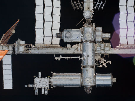 Una vista cercana de una parte de la Estación Espacial Internacional. El Nodo recién instalado-3 'tranquilidad' y la Cúpula son visibles en la parte superior central.
