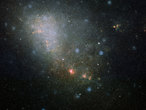 La imagen de campo amplio, basado en datos de Digitized Sky Survey 2, alrededor de la región de formación estelar NGC 346, dentro de la galaxia Nube Magallánica Menor.