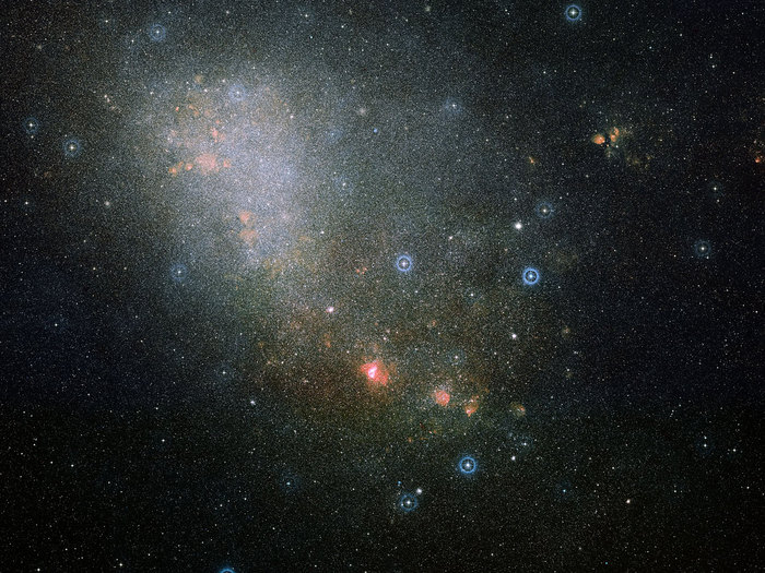 La imagen de campo amplio, basado en datos de Digitized Sky Survey 2, alrededor de la región de formación estelar NGC 346, dentro de la galaxia Nube Magallánica Menor.