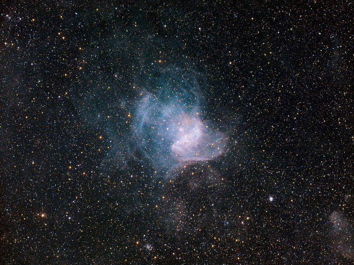 NGC 346 se encuentra en la constelación de Tucana (el Tucán) y abarca unos 200 años luz. Esta imagen en particular se obtuvo utilizando el instrumento Wide Field Imager a los 2,2 metros de MPG / ESO telescopio en el Observatorio de La Silla en Chile.