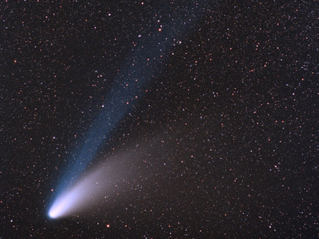 Komet Hale-Bopp mit Gasschweif (bläulich) und Staubschweif (weiß)