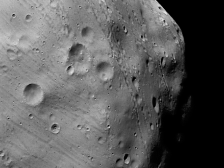Die vom DLR betriebene hochauflösende Stereokamera HRSC an Bord der ESA-Raumsonde Mars Express nahm dieses Bild von Phobos im so genannten Nadir-Kanal am 7. März 2010 im Orbit 7915 auf. Die Auflösung liegt bei 4,40 Meter pro Bildpunkt (Pixel). Norden ist links im Bild. Die Aufnahme wurde photometrisch nachbearbeitet, um weniger beleuchtete Regionen besser darzustellen.
