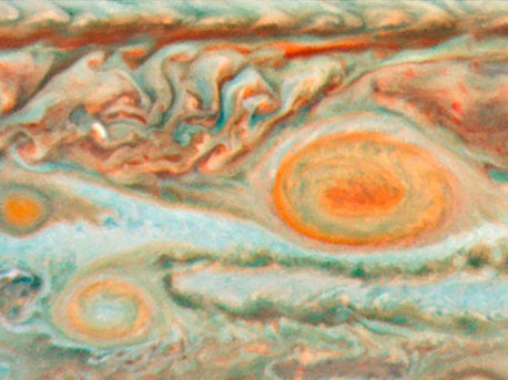 Esta imagen fue obtenida por la NASA / ESA Hubble Space Telescope, el 15 de mayo de 2008. Esta imagen muestra la interacción de tres de las tormentas más grandes de Júpiter - la Gran Mancha Roja y dos más pequeñas tormentas apodadas Óvalo BA y la Pequeña Mancha Roja.