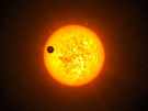 Impresión artística de Corot-9b. Descubierto por la combinación de observaciones desde el satélite CoRoT, y el instrumento HARPS de ESO, Corot-9b es el exoplaneta "normal" en primer lugar que puede ser estudiado con gran detalle. Este planeta tiene el tamaño de Júpiter y una órbita similar a la de Mercurio. Orbita una estrella similar al Sol, ubicada 1500 años luz de distancia de la Tierra hacia la constelación de la Serpiente. Corot-9b pasa por delante de su estrella cada 95 días, como se ve desde la Tierra. Este "tránsito" tiene una duración de aproximadamente 8 horas. Al igual que nuestros planetas gigantes, Júpiter y Saturno, el planeta está compuesto principalmente de hidrógeno y helio, y puede contener hasta 20 veces la masa terrestre de los demás elementos, incluyendo el agua y roca a altas temperaturas y presiones.
