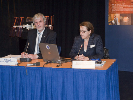 Simonetta Di Pippo y Zell Martin en la conferencia de prensa de Marte 500, en marzo del 2010.
