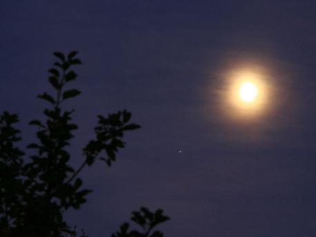 Hans Steiner aus Laichingen hat sein Foto am 29.9.09 um 19:37 Uhr von seinem Garten aus geschossen. Er hat das Bild mit einer Canon EOS 400D mit Objektiv 17-80 IS USM aufgenommen, mit ISO 400, Brennweite 80 mm, Blende 8, 0,3 Sekunden Belichtungszeit. 