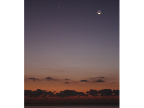 Ralf Hanning -- Merkur, Venus, Saturn, Mond 16.10.09 Ralf Hannig hat sein Foto am 16.10.09 um 7:21 Uhr an der Playa del Ingles auf Gran Canaria aufgenommen. Das traumhafte Bild zeigt deutlich alle vier Himmelskörper. Das Foto wurde mit einer Canon EOS 450 D mit Canon 18-55 mm/3,5-5,6 IS aufgenommen, ISO 400, Brennweite 55 mm, Blende 5,6 und 1,3 Sekunden Belichtungszeit.