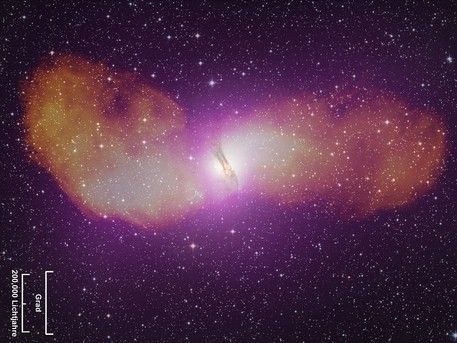Vor kurzem durchgeführte Beobachtungen erlauben es erstmals, die riesigen Radioblasen der Radiogalaxie Centaurus A im hochenergetischen Gammalicht räumlich aufzulösen. Das Bild zeigt eine Überlagerung der gemessenen Strahlung von Centaurus A im Radiobereich (orange), optischen (grau) und Gammabereich (violett).