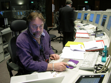 El gerente del proyecto de la ESA, Richard Francis sentado (en la parte delantera izquierda) en la consola en la Sala de Control Principal de ESOC junto al Director de Operaciones, Pier Paolo Emanuelli (de pie en la parte trasera derecha).