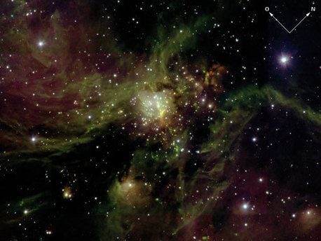 Schnappschuss einer Geburtsstätte von Sternen in unserer Heimatgalaxie, der Milchstraße: eine massereiche Sternentstehungsregion in der gigantischen Molekülwolke S255 in etwa 8000 Lichtjahren Entfernung von der Erde (1 Lichtjahr entspricht etwa 10 Billionen Kilometer). Solche Wolken sind im sichtbaren Licht normalerweise nicht durchsichtig. Das infrarote Licht kann hingegen den Staub durchdringen, so dass das LUCIFER-Bild den Haufen neugeborener Sterne und seine komplexe Umgebung in ganzer Pracht zeigt.