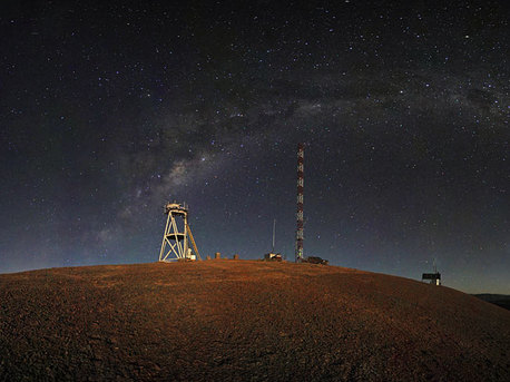 Panorama de Cerro Armazones de noche.