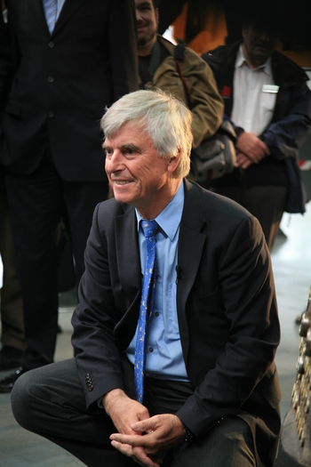 Sieht nicht so ein kleiner Junge vor seinem Spielzeug aus?