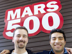 Romain Charles (Izquierda) y Diego Urbina delante del complejo Mars500.

