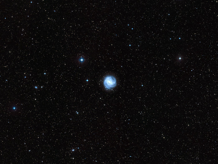 Este imagen muestra el campo alrededor de la galaxia espiral Messier 83. La imagen fue creada a partir de fotografías en luz roja y azul de la Encuesta Digitized Sky 2. El campo de visión es de 2,9 grados de diámetro.