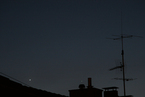 Enge Begegnung von Venus und Merkur mit einem Schornstein, aufgenommen am 5. April in Stuttgart. Canon EOS 400D, Brennweite 145 mm, 800 ISO, Blende 5.6, 0.5 sec. Klaus M. Schittenhelm, Stuttgart 