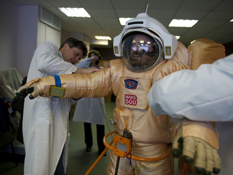 Die Kandidaten der Mars500-Studie im Moskauer Institut für Biomedizinische Probleme werden nach einem 250-tägigen virtuellen "Flug" zum Mars auch die Landung auf dem Planeten sowie die Rückkehr zur Erde simulieren. Insgesamt dauert das Experiment 520 Tage. Hier probiert der Franzose Romain Charles einen Raumanzug für die Studie an.