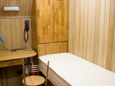 Etwa drei Quadratmeter groß sind die Einzelzimmer mit Bett, Tisch und Stuhl für die Kandidaten der Mars500-Studie. 