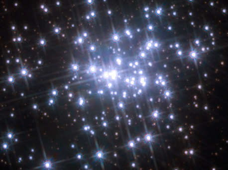 Sternhaufen mit Dynamik Teilansicht des gigantischen Nebels NGC 3603 (einer »HII-Region«) mit seinem zentralen, nur eine Million Jahre alten, kompakten Sternhaufen.