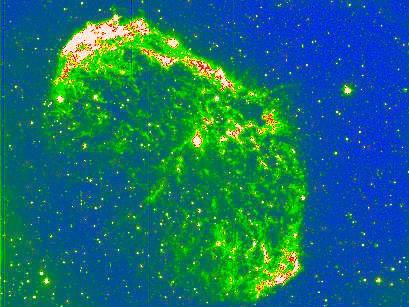 In NGC 6888 zeigt sich die Wechselwirkung eines vom Stern (helles Objekt in der Mitte des Nebelovals) abströmenden Windes mit dem umgebenden ISM sehr deutlich. Der Wind strömt mehrere Lichtjahre weit, bis er auf das ISM stösst (äusseres Oval); dort wird er plötzlich abgebremst und heizt das ISM auf. An der Grenzfläche kommt es zu vielfachen Instabilitäten (Verwirbelungen), die nach dem Abkühlen langgestreckte Filamente bilden. Diese sind besonders gut in der roten Spektrallinie des Wasserstoffs zu sehen. (Die Helligkeit der Filamente ist farbkodiert von schwarz (keine Strahlung) über grün und rot zu weiss.)

