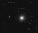 Messier 13 mit den beiden Hintergrundgalaxien IC 4617 und NGC 6207 am 1.4.2010. Optik: Pentax 75 mit Fokalreduktor TeleVue NPR-1073. Brennweite reduziert von 500 mm auf 406 mm. Filter: IDAS LPS-P2. Kamera: Monochrome CCD-Kamera SBIG ST-8300M (KAF-8300). Belichtung: 9 x 300s (zuzüglich Dunkelbilder). Stacking: MaxIm DL. Bildbearbeitung: Digital Development (DDP). Foto: Bernd Koch, Sörth/Westerwald.