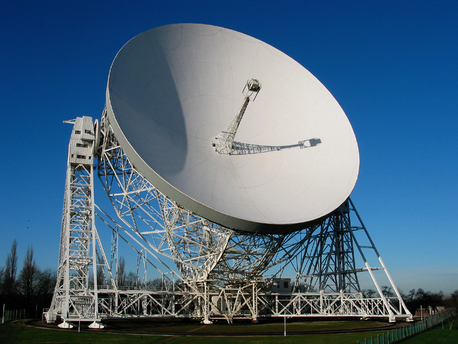 Das Lovell-Teleskop des englischen Jodrell-Bank-Observatoriums, ist mit einem Durchmesser von 76 Metern immer noch das drittgrößte voll bewegliche Radioteleskop der Erde. Die langjährigen hier beschriebenen Pulsar-Beobachtungsreihen wurden mit diesem Teleskop vorgenommen. 
