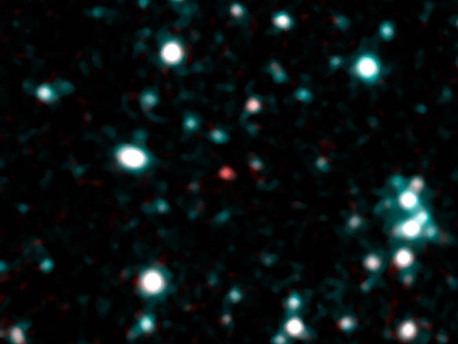 Auf diesem Bild ist der kälteste bekannte Braune Zwerg abgebildet, den die Astronomen bisher entdeckt haben (der kleine rote Punkt in der Mitte des Bildes). Er ist einer von 14 Braunen Zwergen, welche das Spitzer-Teleskop der NASA im infraroten Licht gefunden hat.